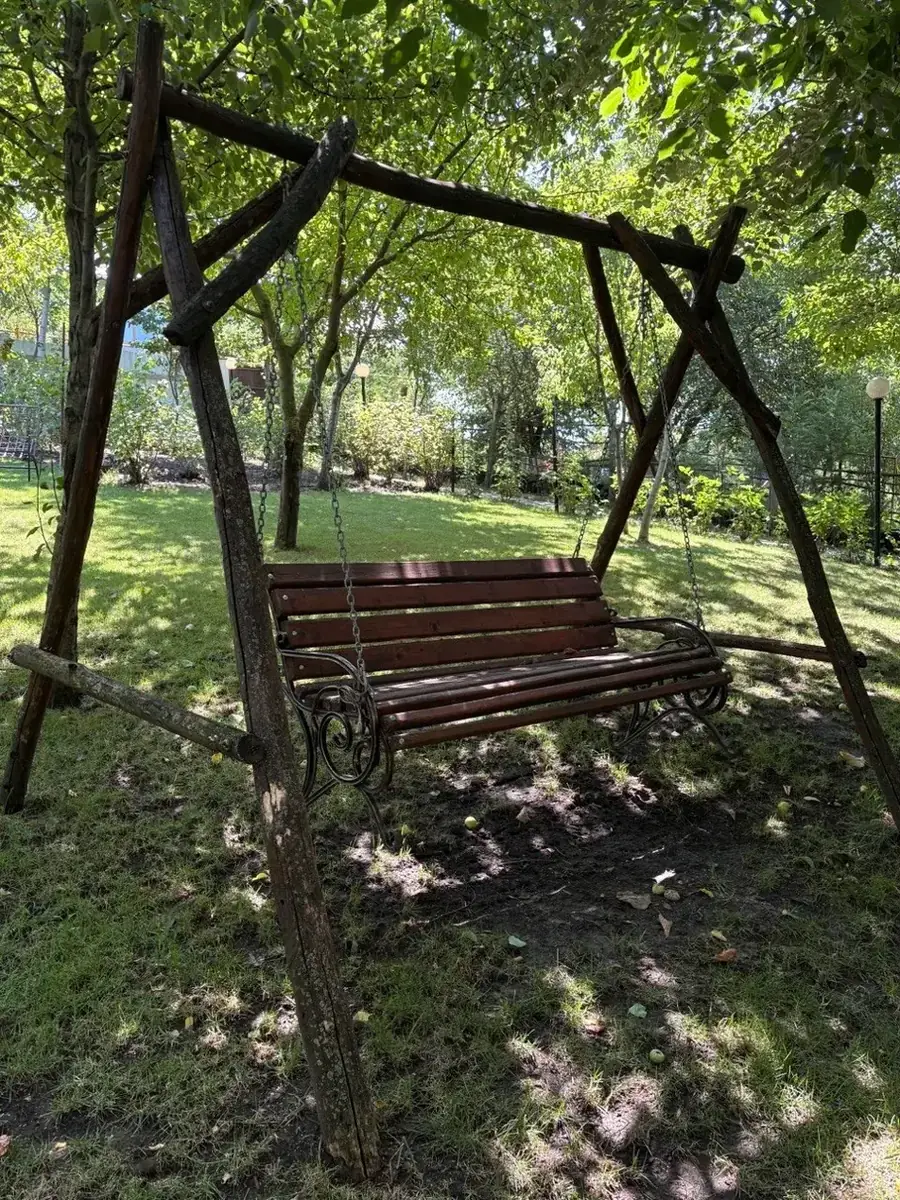 Leagăn din lemn în grădină